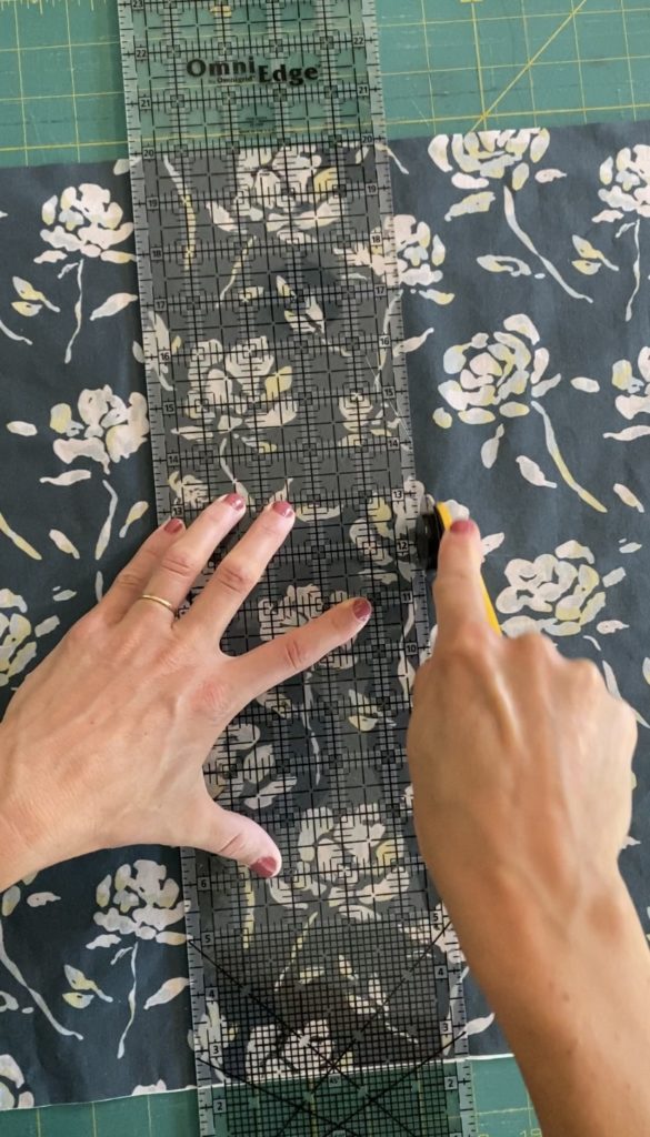Omni-edge fabric ruler for fabric cutting